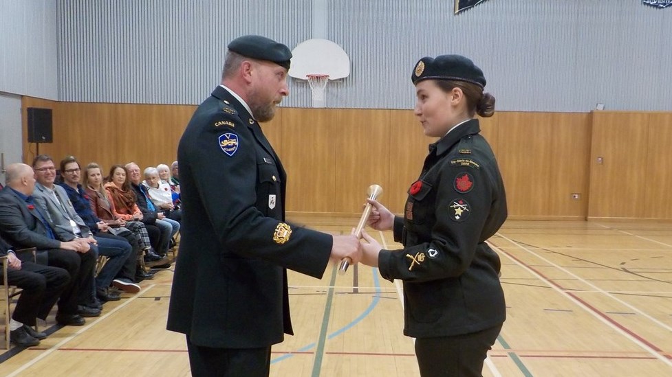L’adjudant Marianne Felteau reçoit sa badine des mains de l’adjudant-maître Malenfant du 5e Régiment du Génie Royal Canadien.