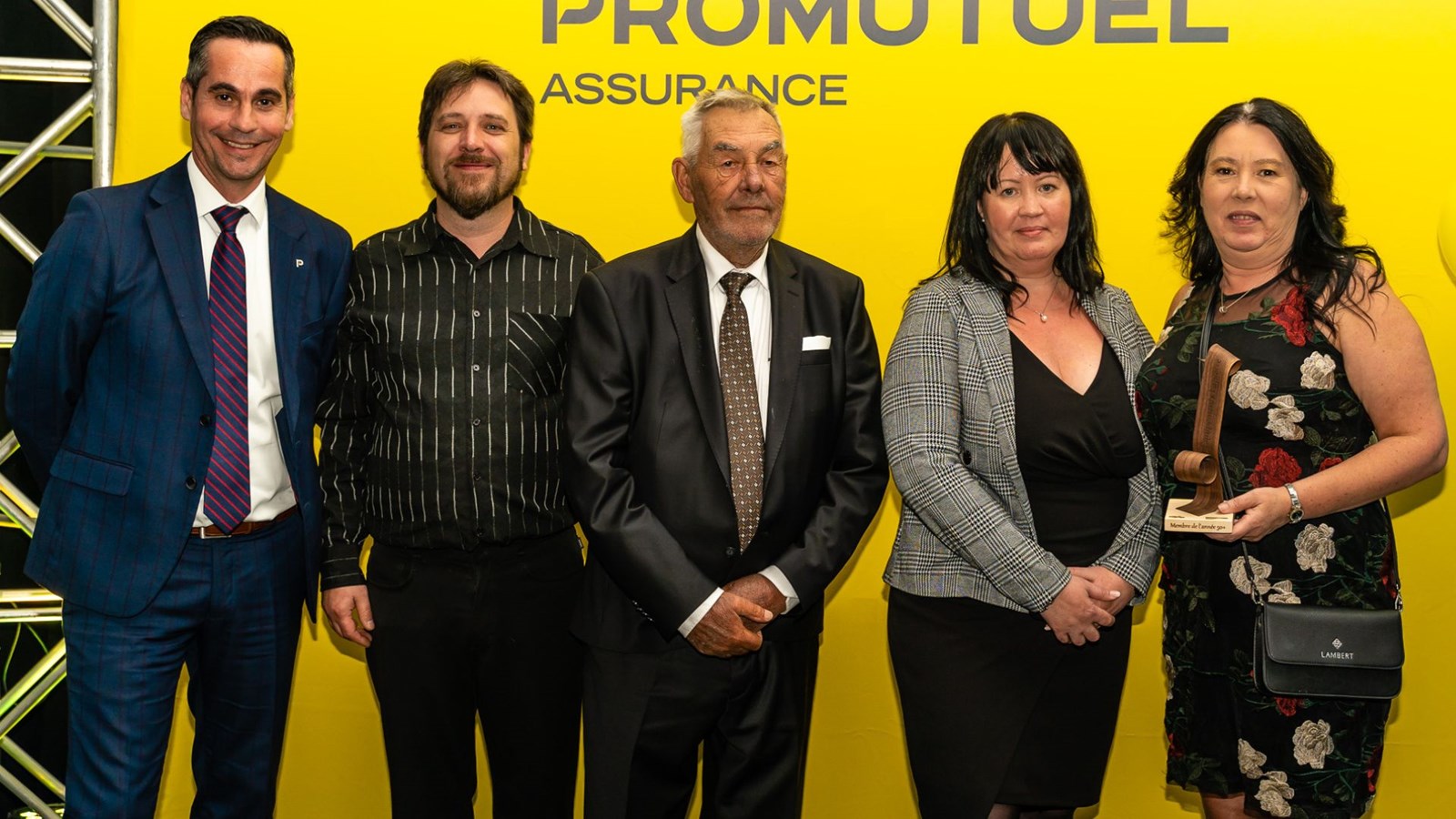 De gauche à droite, André Gagnon, directeur des opérations, assurance des particuliers chez Promutuel Assurance Centre-Sud; pour Les Équipements Lapierre Carl Lapierre, vice-président à la recherche et au développement, Donald Lapierre, président, Chantal Lapierre, directrice générale et Anick Lapierre, directrice d’usines.