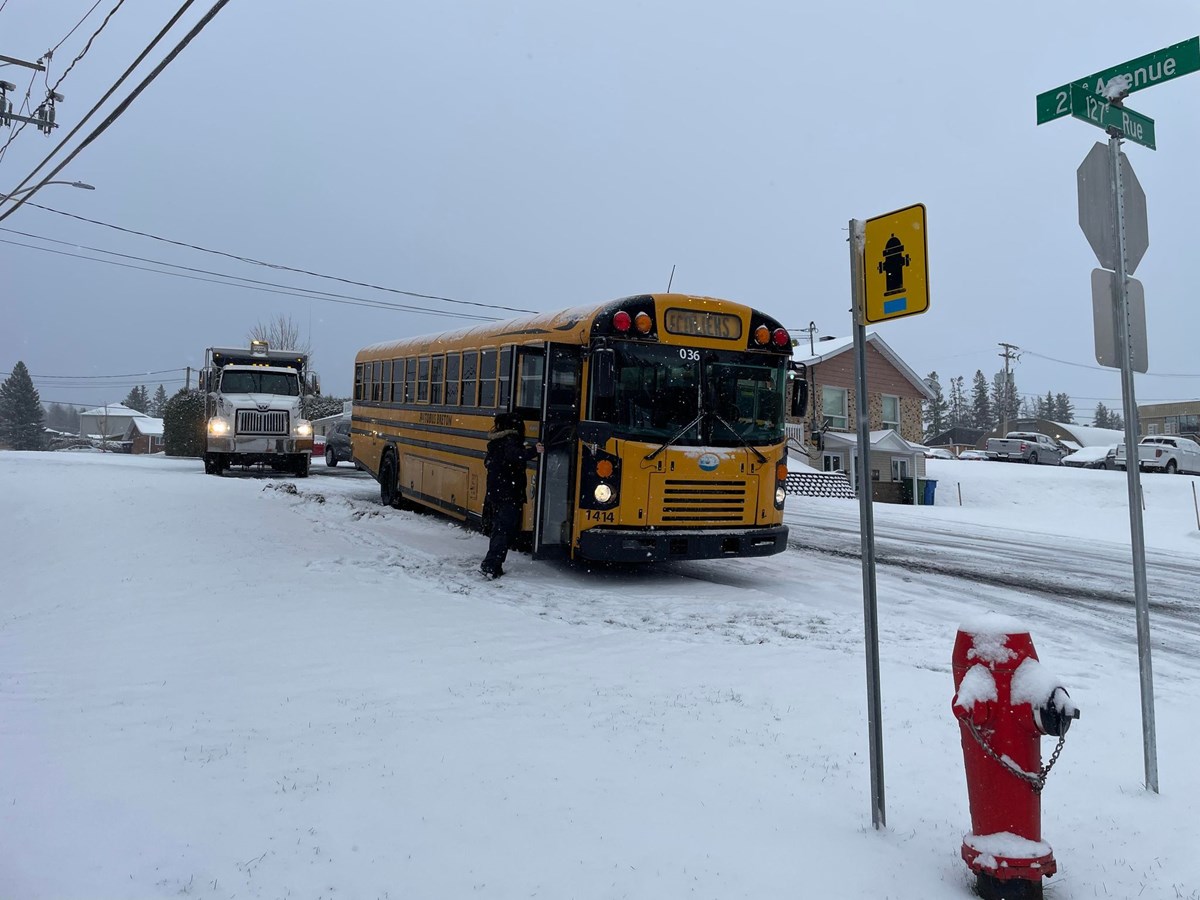 Un autobus scolaire a fait une sortie de route.