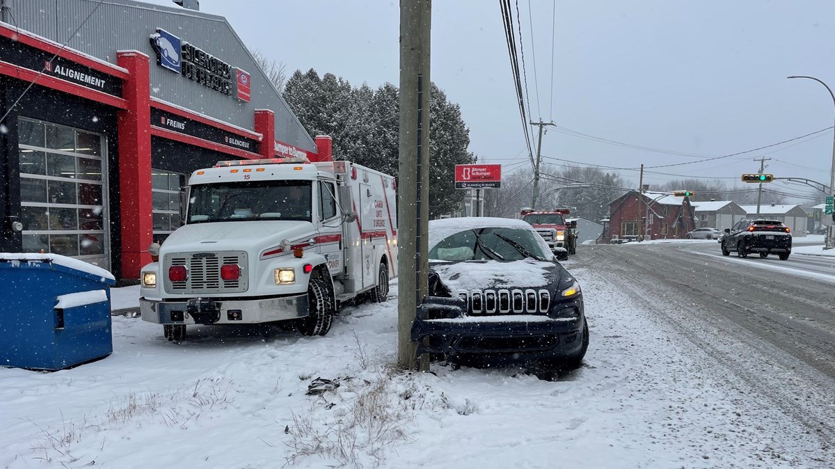 Auto versus Poteau Boulevard Dionne
