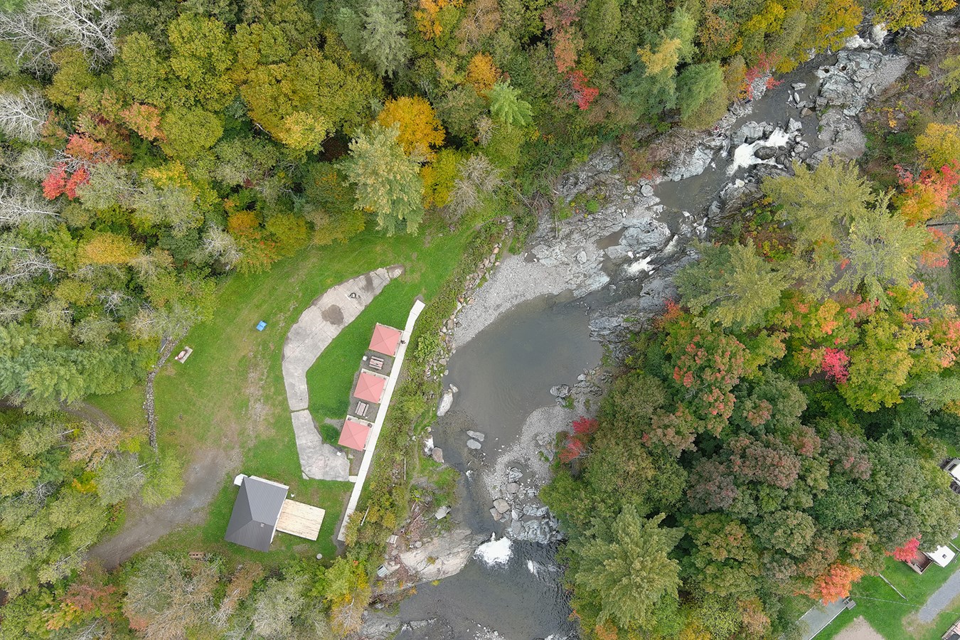 Vue aérienne de l'ancien moulin seigneurial de 1738, au bord de la rivière des Fermes.