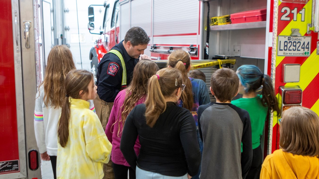 Des élèves découvrent les coulisses du service incendie de St-Prosper