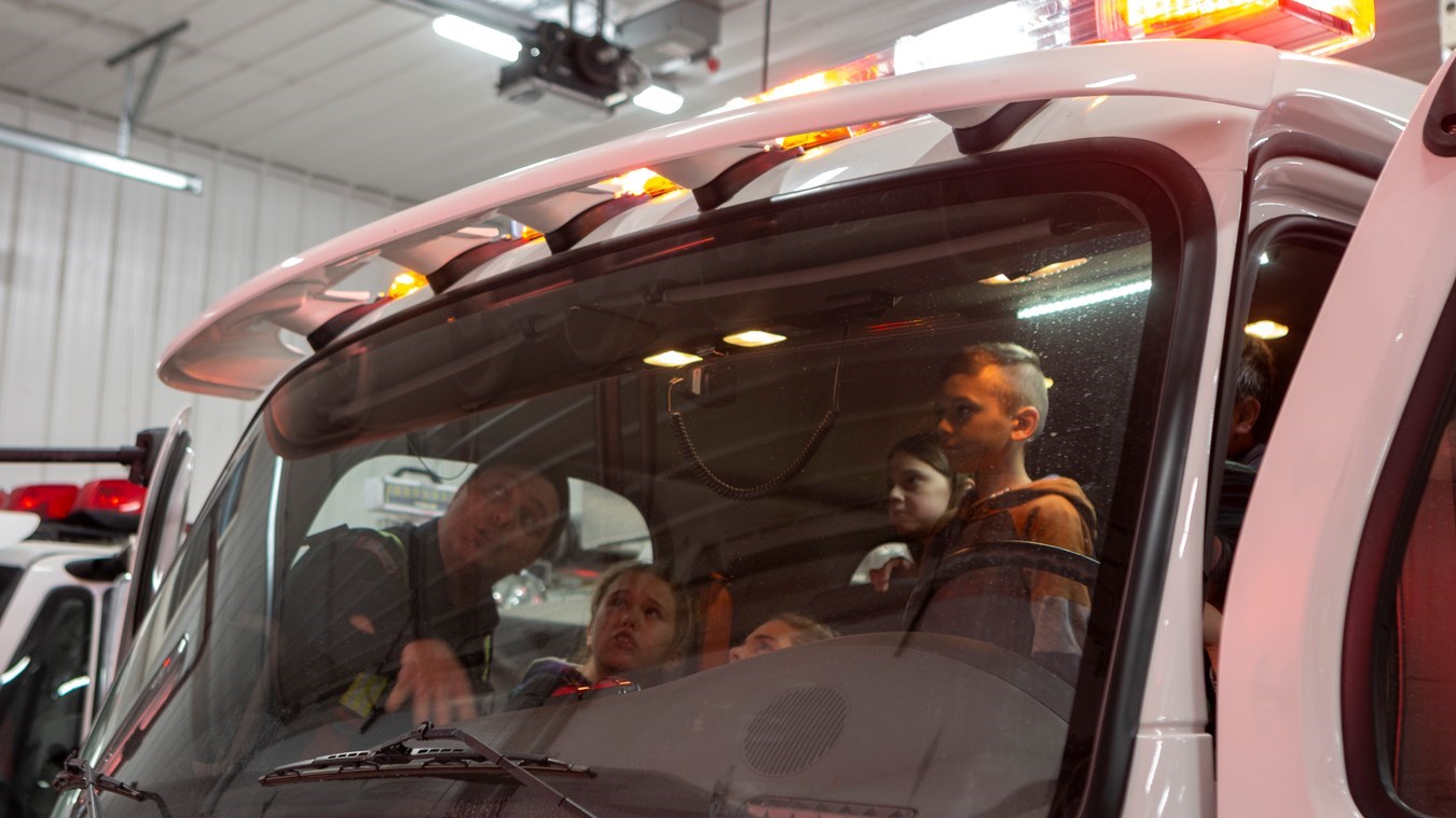 Des élèves découvrent les coulisses du service incendie de St-Prosper