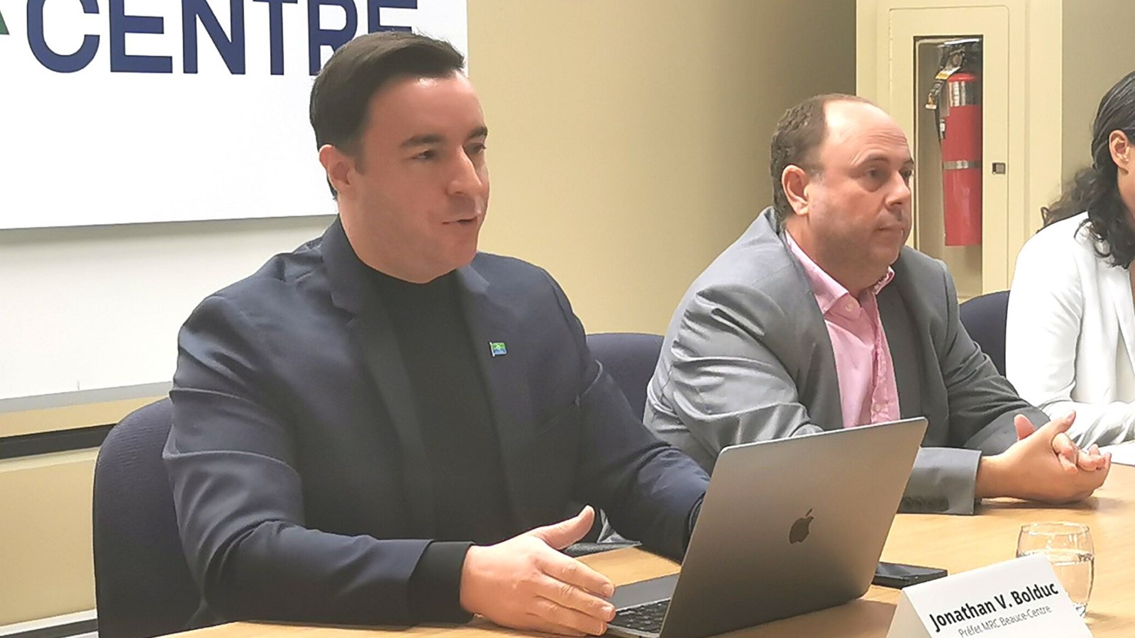 À l'avant-plan, le préfet de la MRC Beauce-Centre, Jonathan V. Bolduc, et le directeur général de l'organisme, Jacques Bussières.