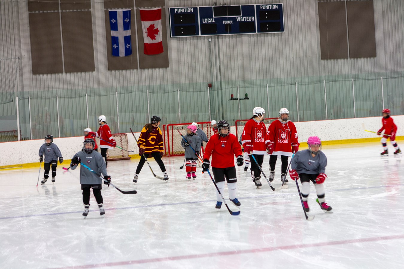Des étoiles dans les yeux des jeunes hockeyeuses