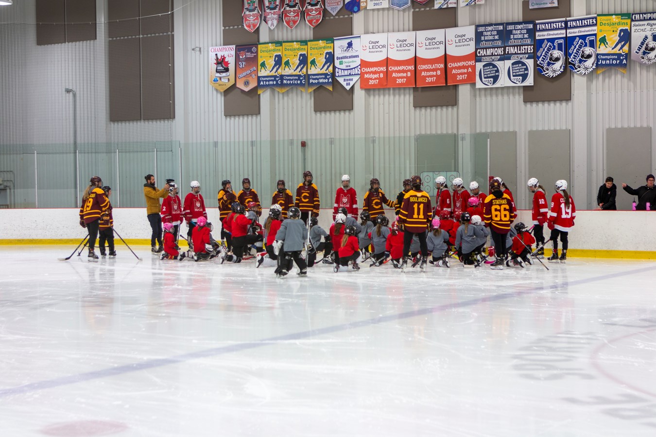 Des étoiles dans les yeux des jeunes hockeyeuses
