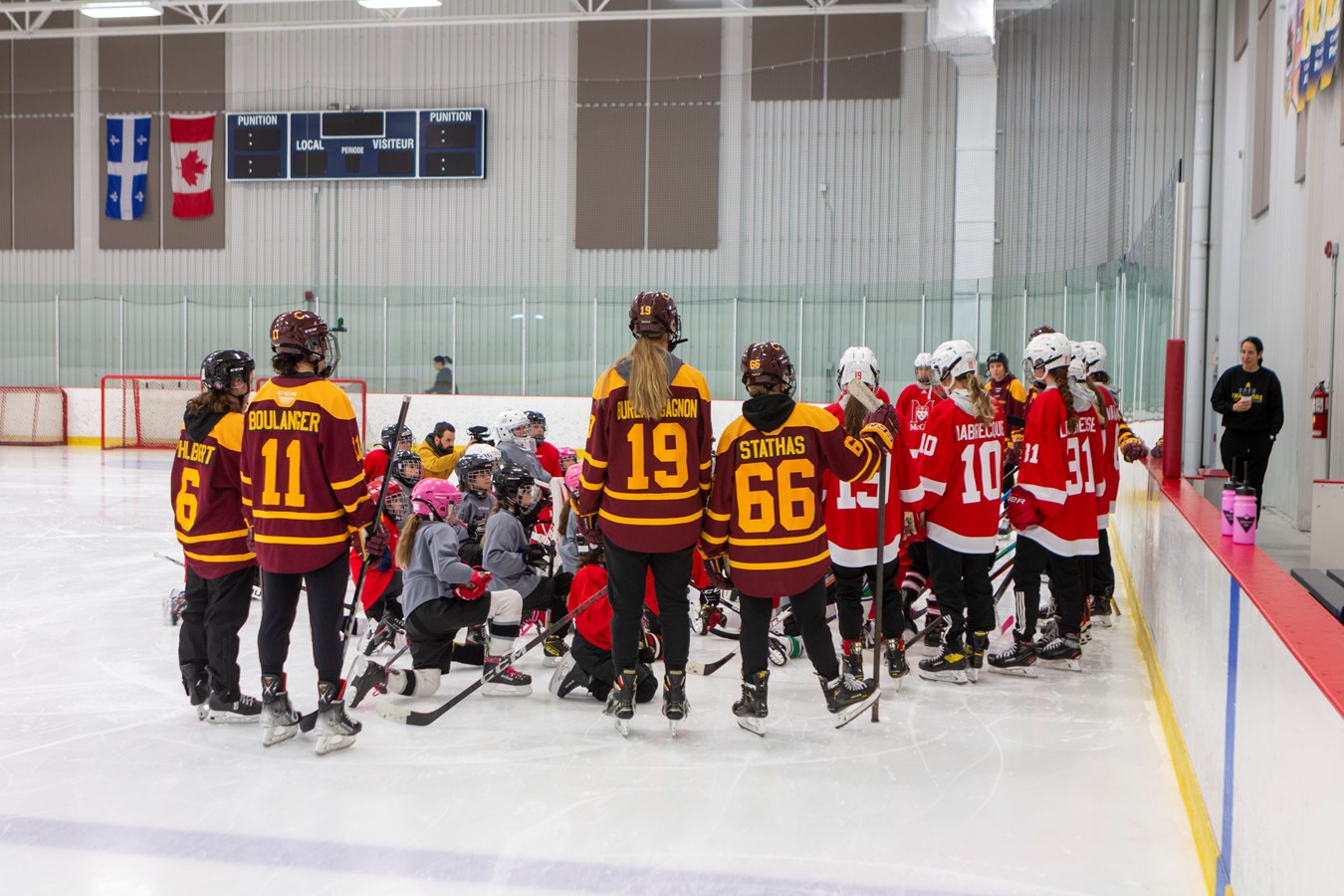 Des étoiles dans les yeux des jeunes hockeyeuses