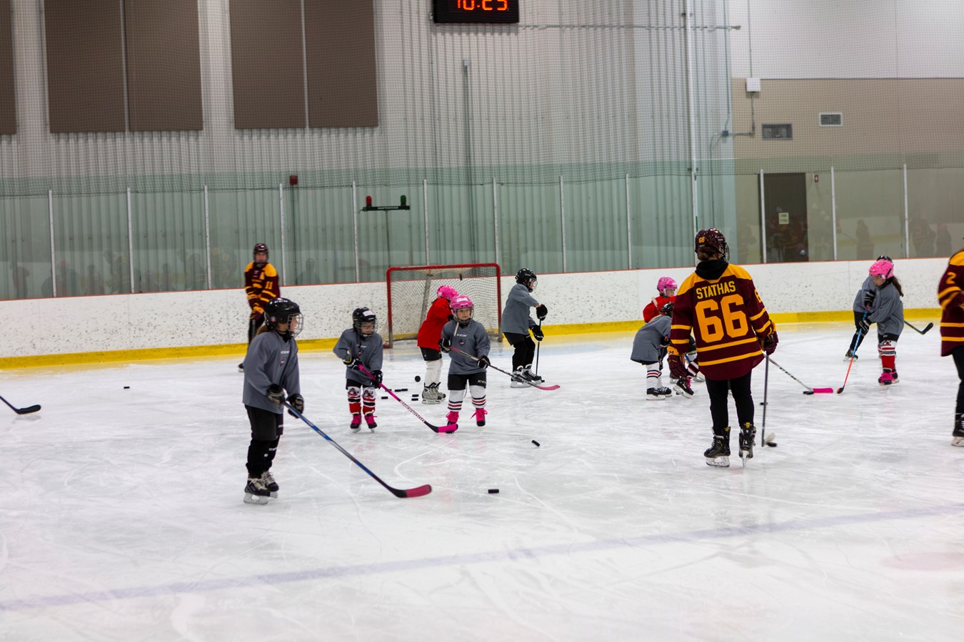 Des étoiles dans les yeux des jeunes hockeyeuses