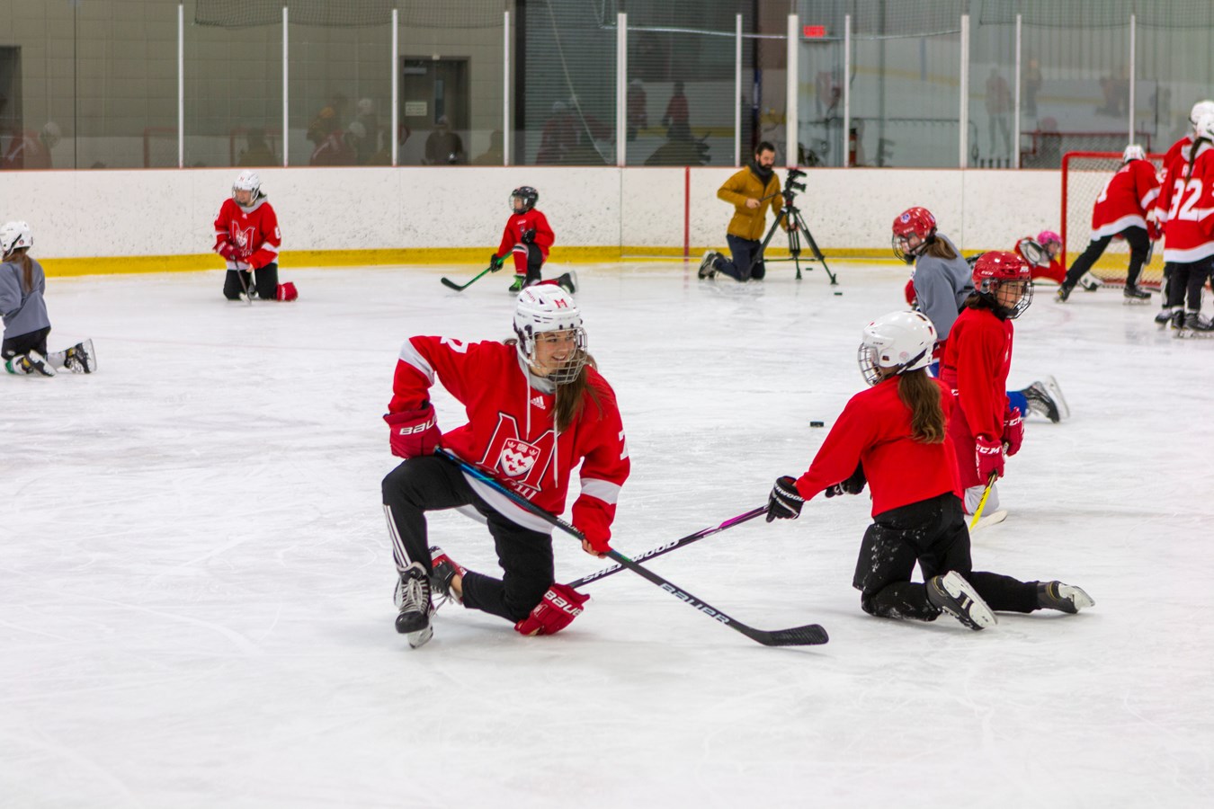 Des étoiles dans les yeux des jeunes hockeyeuses