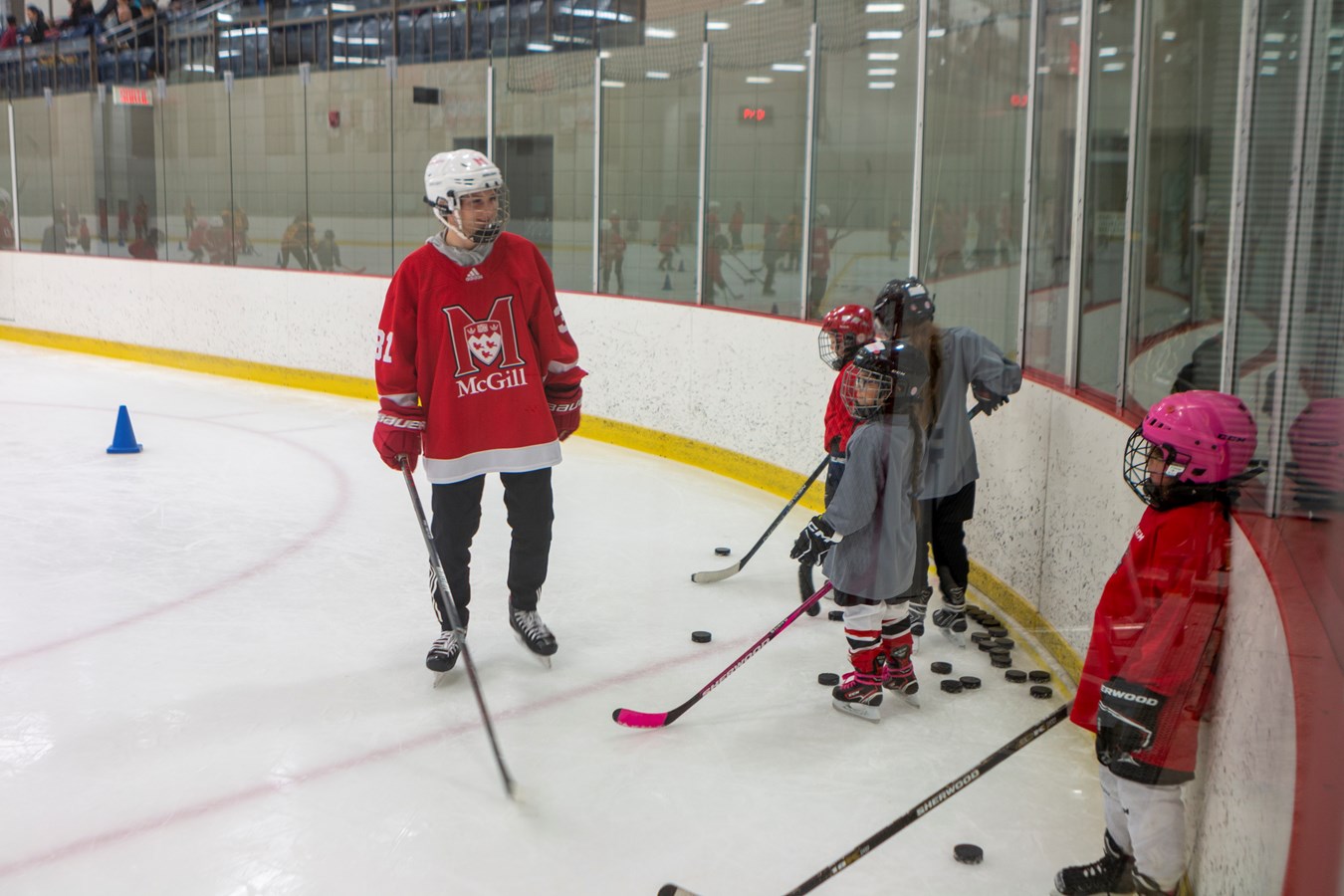 Des étoiles dans les yeux des jeunes hockeyeuses