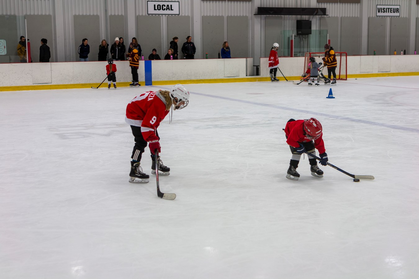Des étoiles dans les yeux des jeunes hockeyeuses