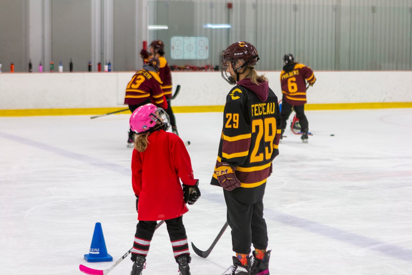 Des étoiles dans les yeux des jeunes hockeyeuses