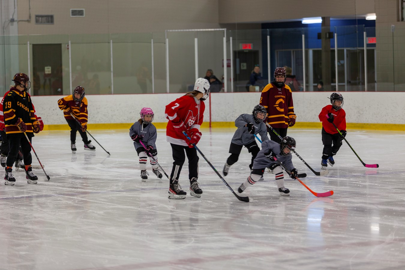 Des étoiles dans les yeux des jeunes hockeyeuses