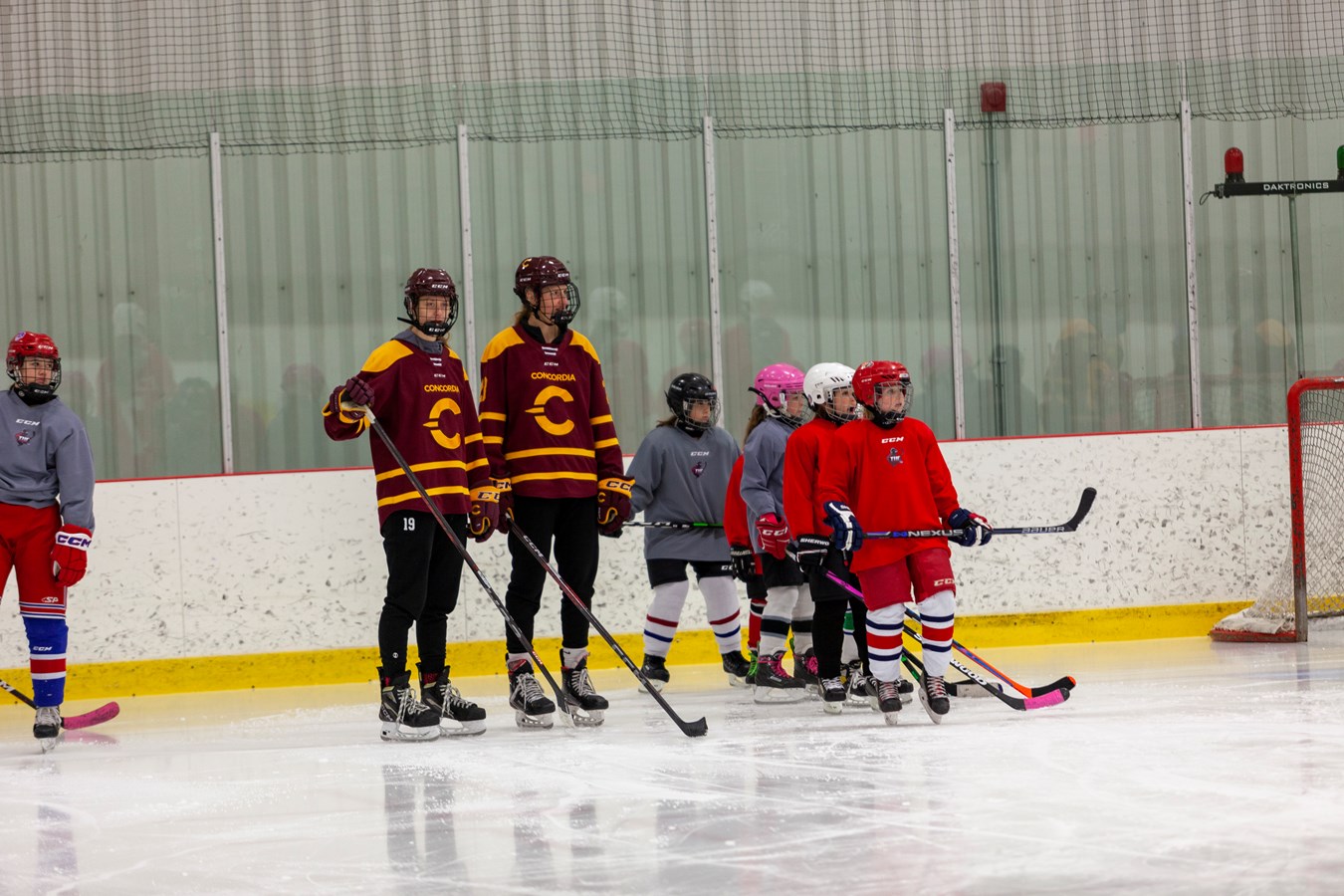 Des étoiles dans les yeux des jeunes hockeyeuses