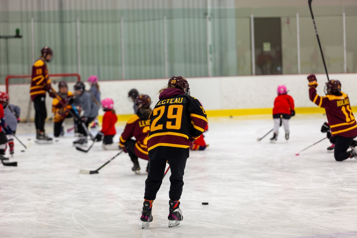 Des étoiles dans les yeux des jeunes hockeyeuses