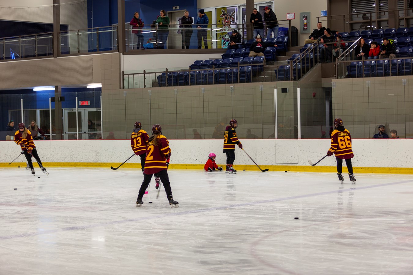 Des étoiles dans les yeux des jeunes hockeyeuses