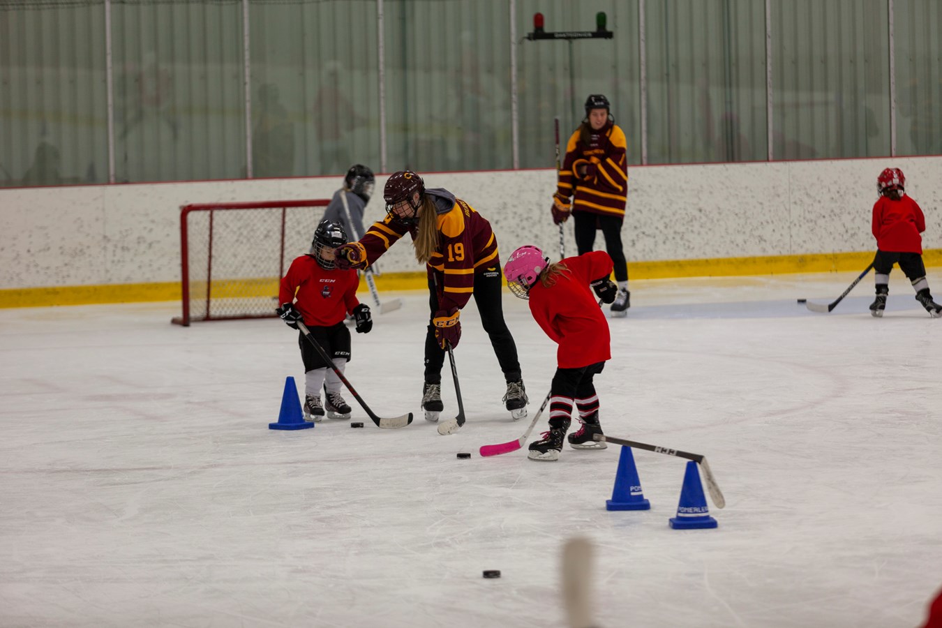 Des étoiles dans les yeux des jeunes hockeyeuses
