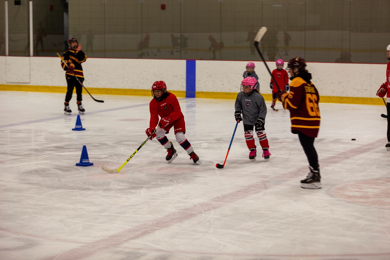 Des étoiles dans les yeux des jeunes hockeyeuses