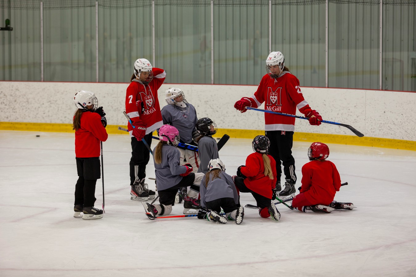 Des étoiles dans les yeux des jeunes hockeyeuses