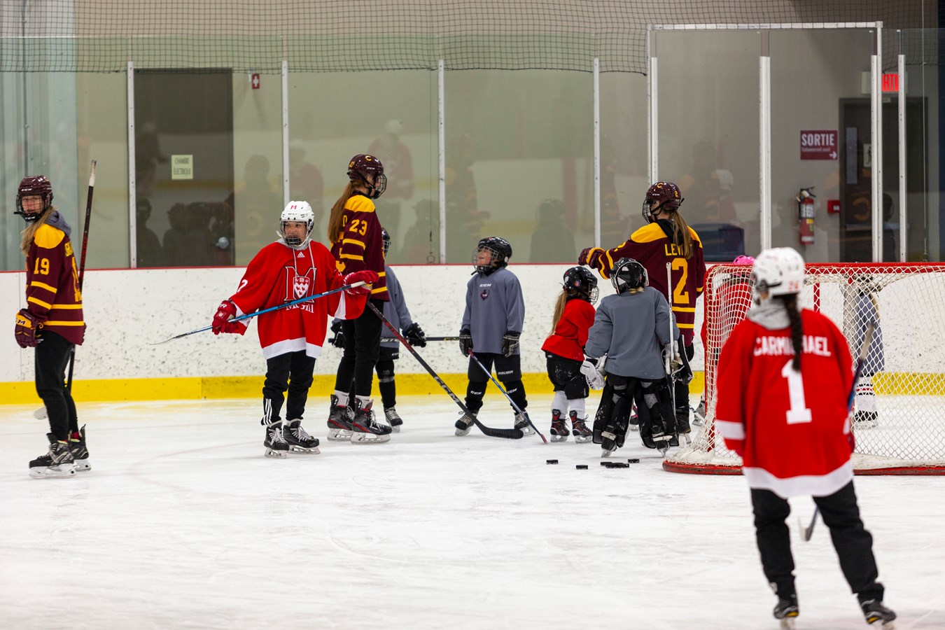 Des étoiles dans les yeux des jeunes hockeyeuses