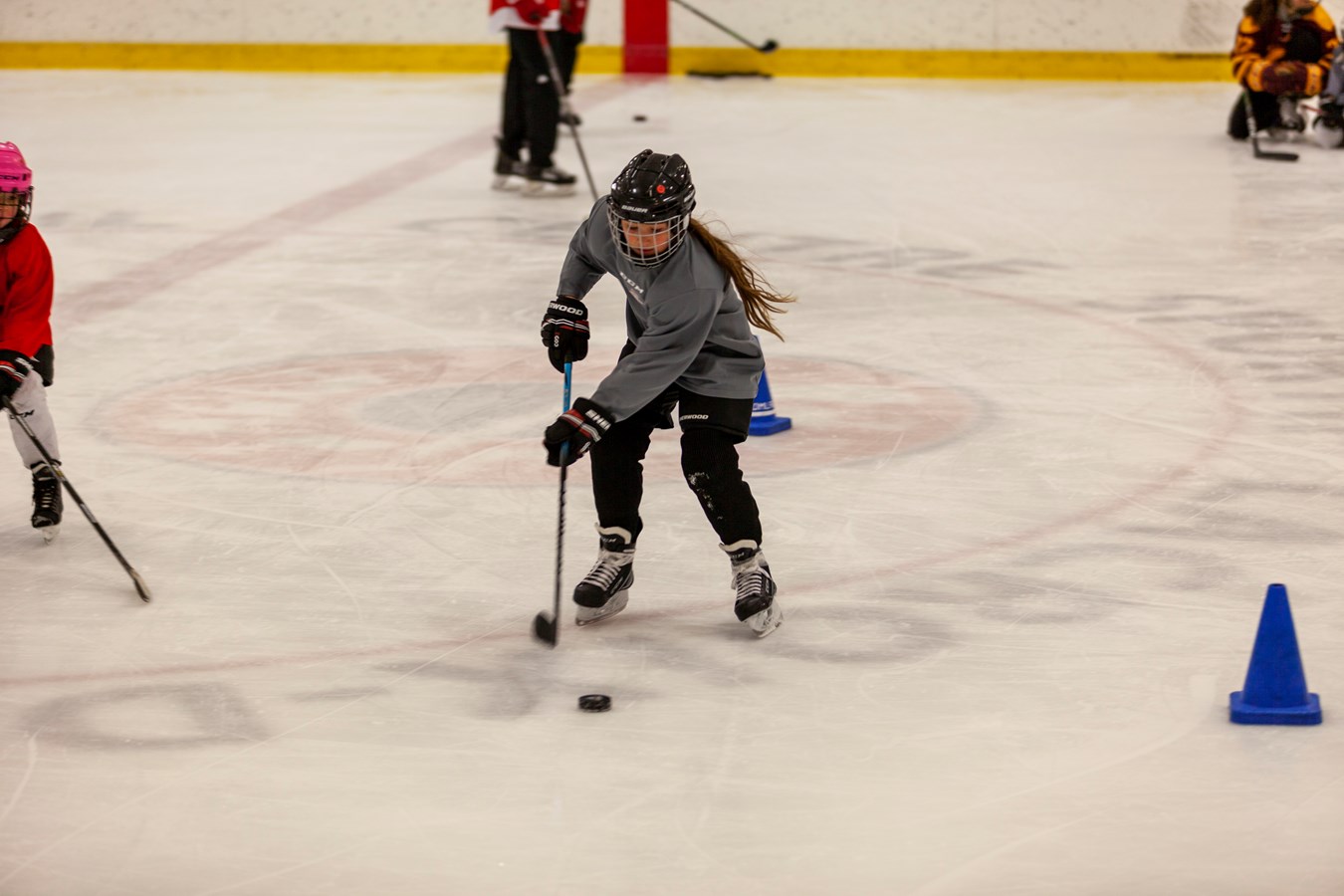 Des étoiles dans les yeux des jeunes hockeyeuses