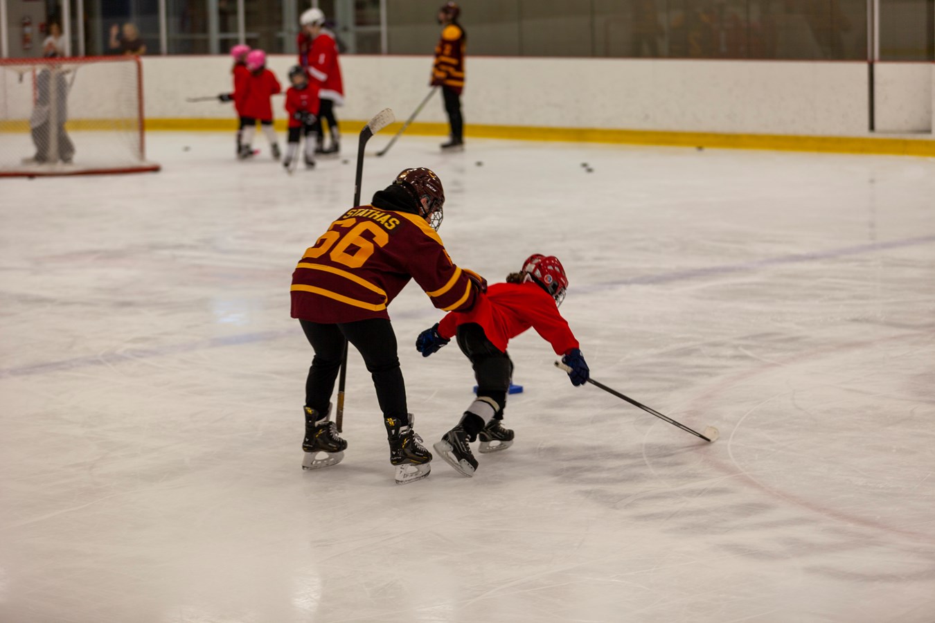 Des étoiles dans les yeux des jeunes hockeyeuses