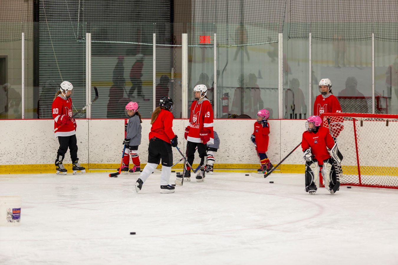 Des étoiles dans les yeux des jeunes hockeyeuses