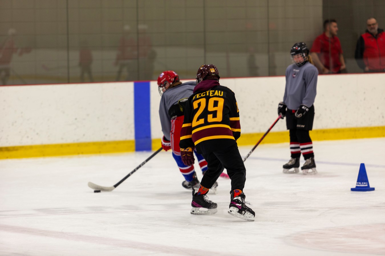 Des étoiles dans les yeux des jeunes hockeyeuses