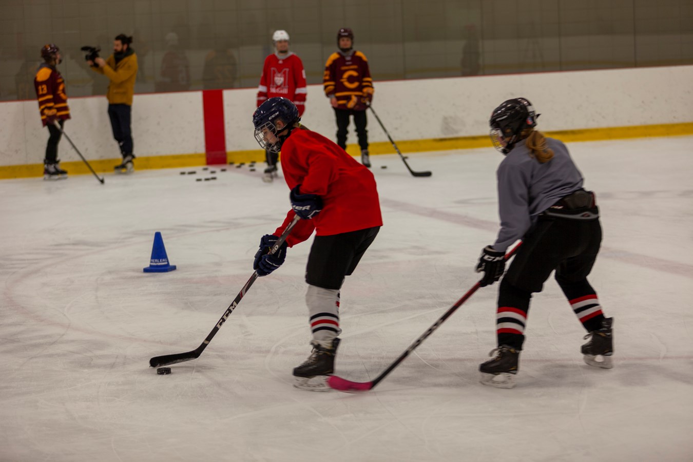 Des étoiles dans les yeux des jeunes hockeyeuses