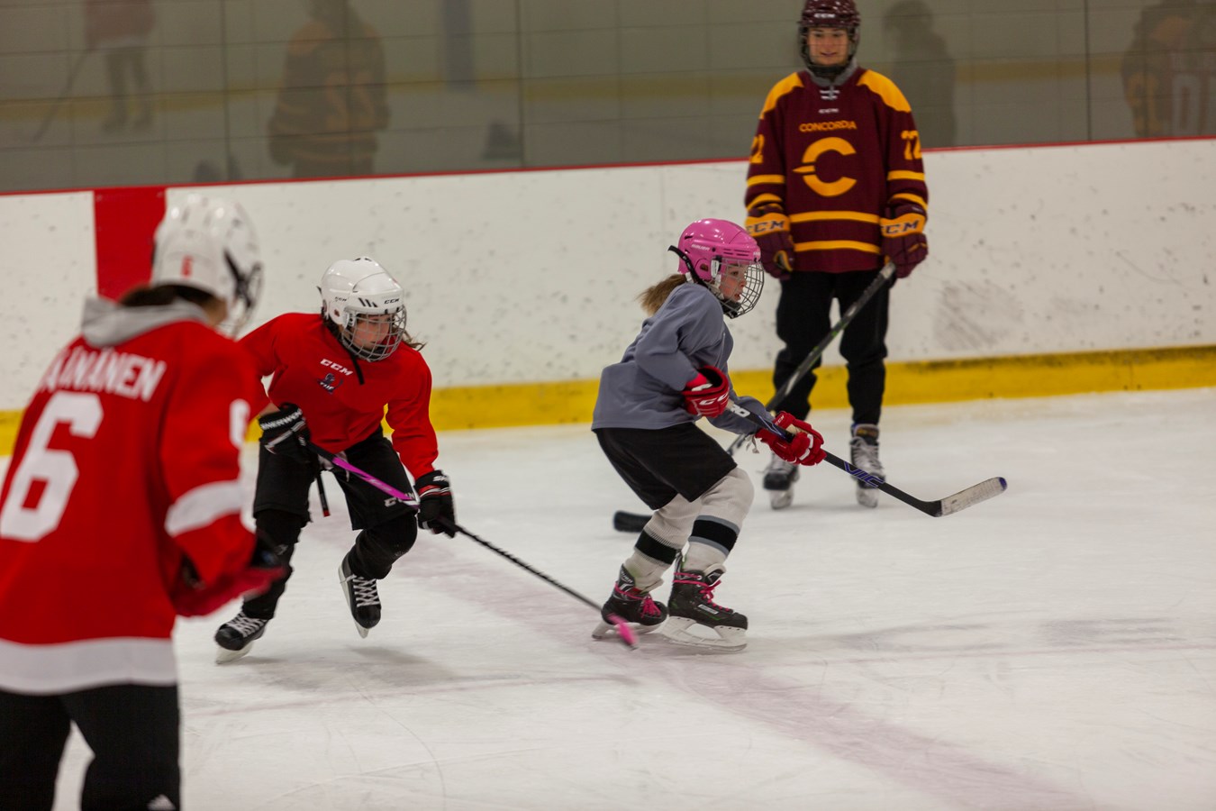 Des étoiles dans les yeux des jeunes hockeyeuses