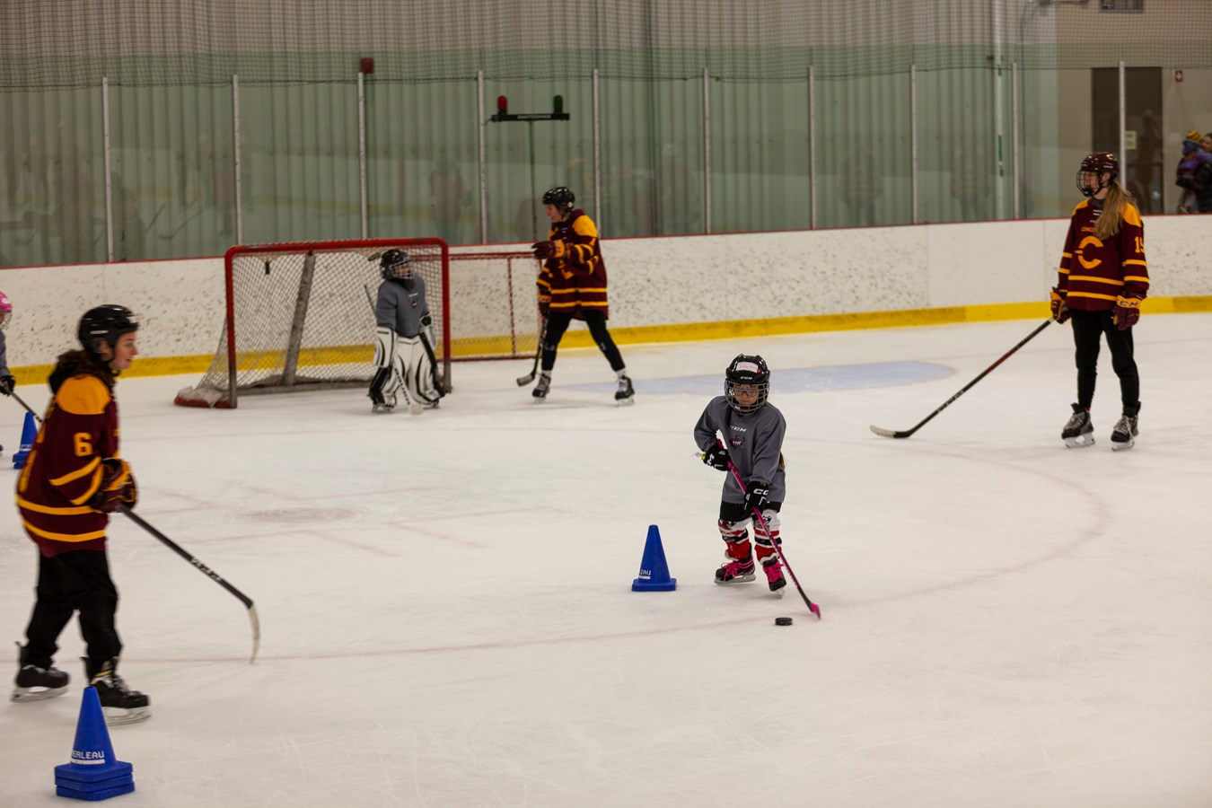 Des étoiles dans les yeux des jeunes hockeyeuses