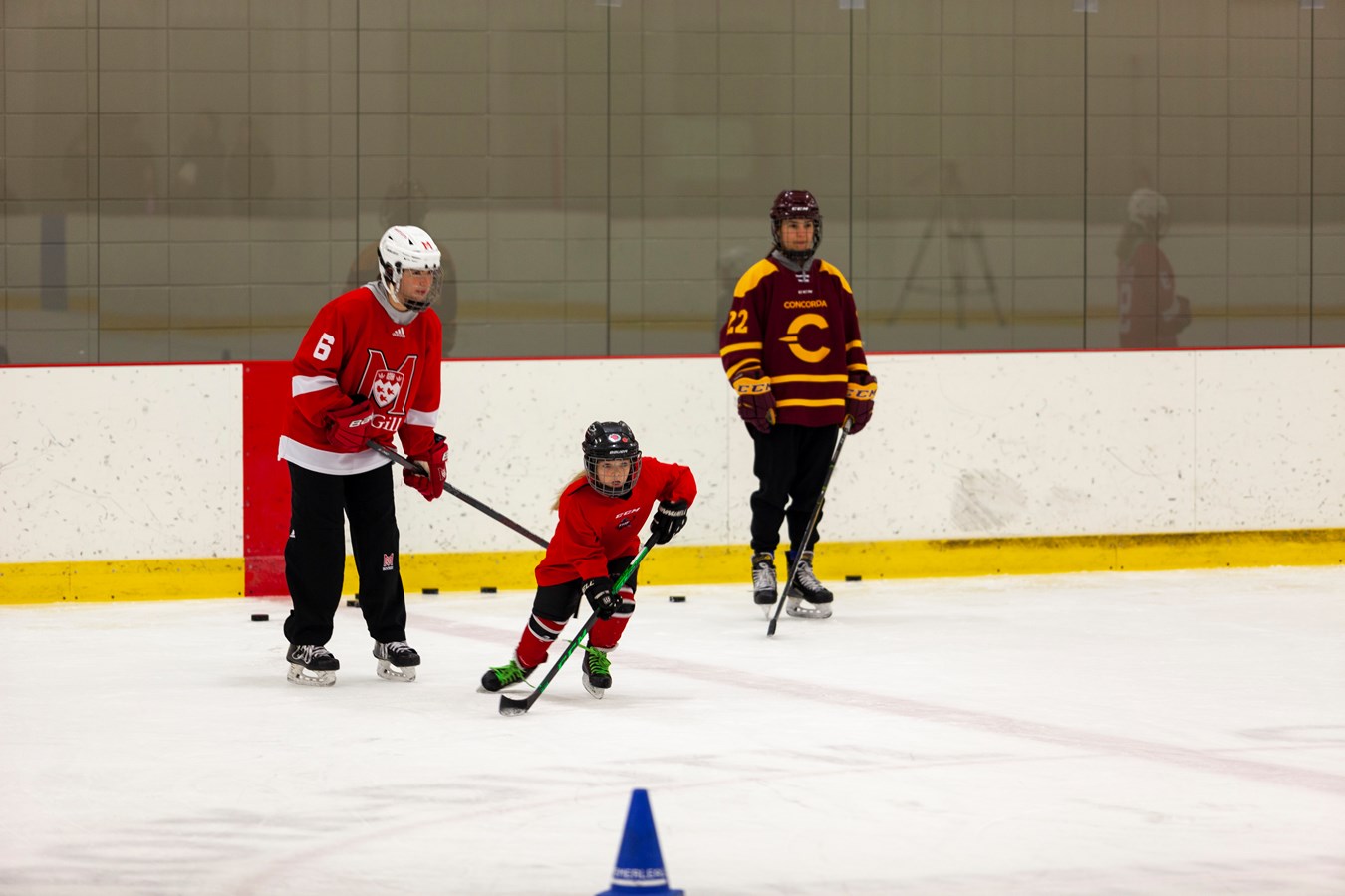Des étoiles dans les yeux des jeunes hockeyeuses