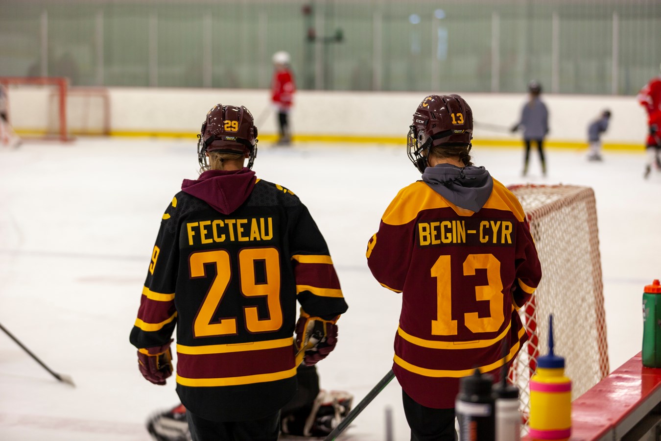 Des étoiles dans les yeux des jeunes hockeyeuses
