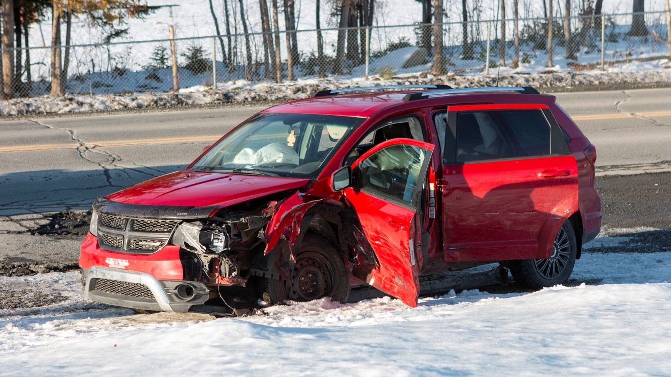 Collision entre une voiture et un camion à Saint-Éphrem-de-Beauce