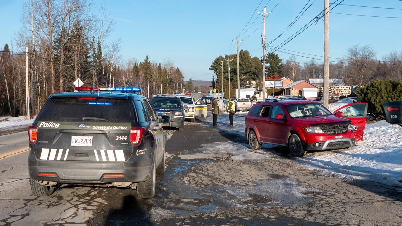 Collision entre une voiture et un camion à Saint-Éphrem-de-Beauce