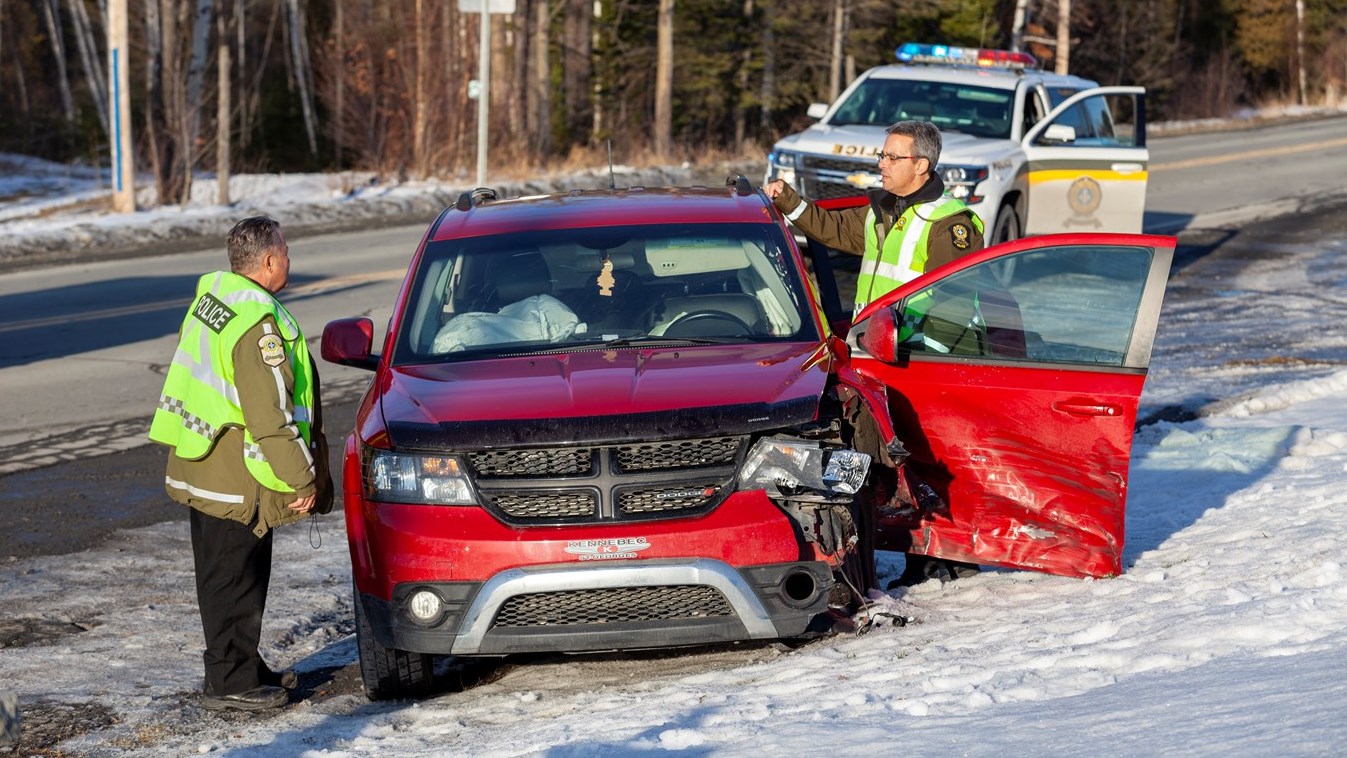 Collision entre une voiture et un camion à Saint-Éphrem-de-Beauce