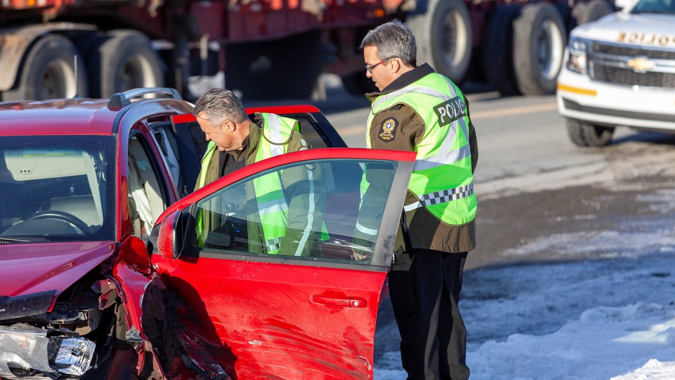 Collision entre une voiture et un camion à Saint-Éphrem-de-Beauce