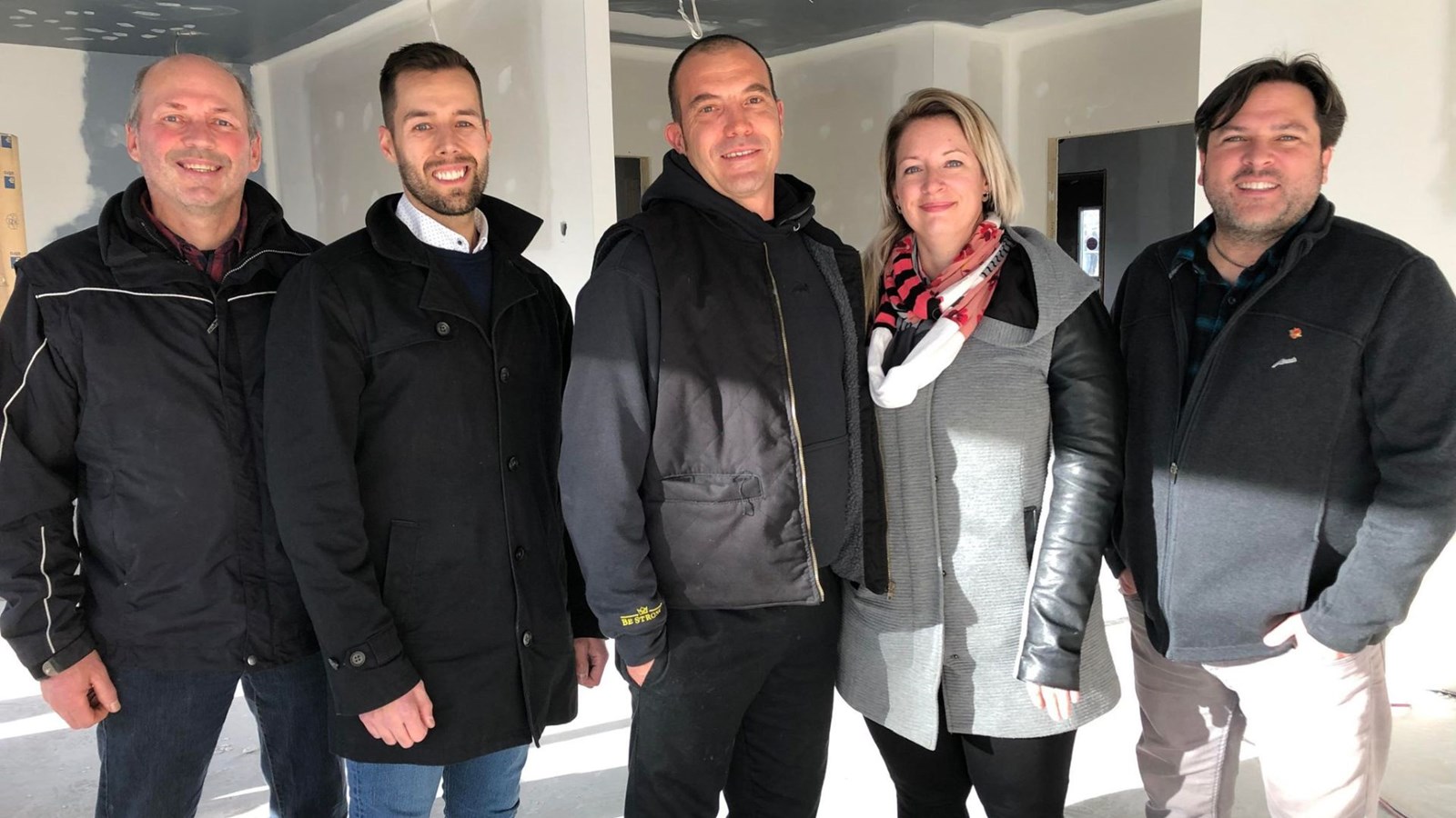 De gauche à droite, le promoteur du Bistro d’Adstock, Kevin Roy, sa conjointe, Marie-Christine Nadeau entourés de Serge Nadeau, président du CPI, Kaven Mathieu, conseiller au développement socio-économique du CPI et Pascal Binet, maire de la Municipalité d’Adstock, des partenaires ayant contribué à la relocalisation du restaurant.