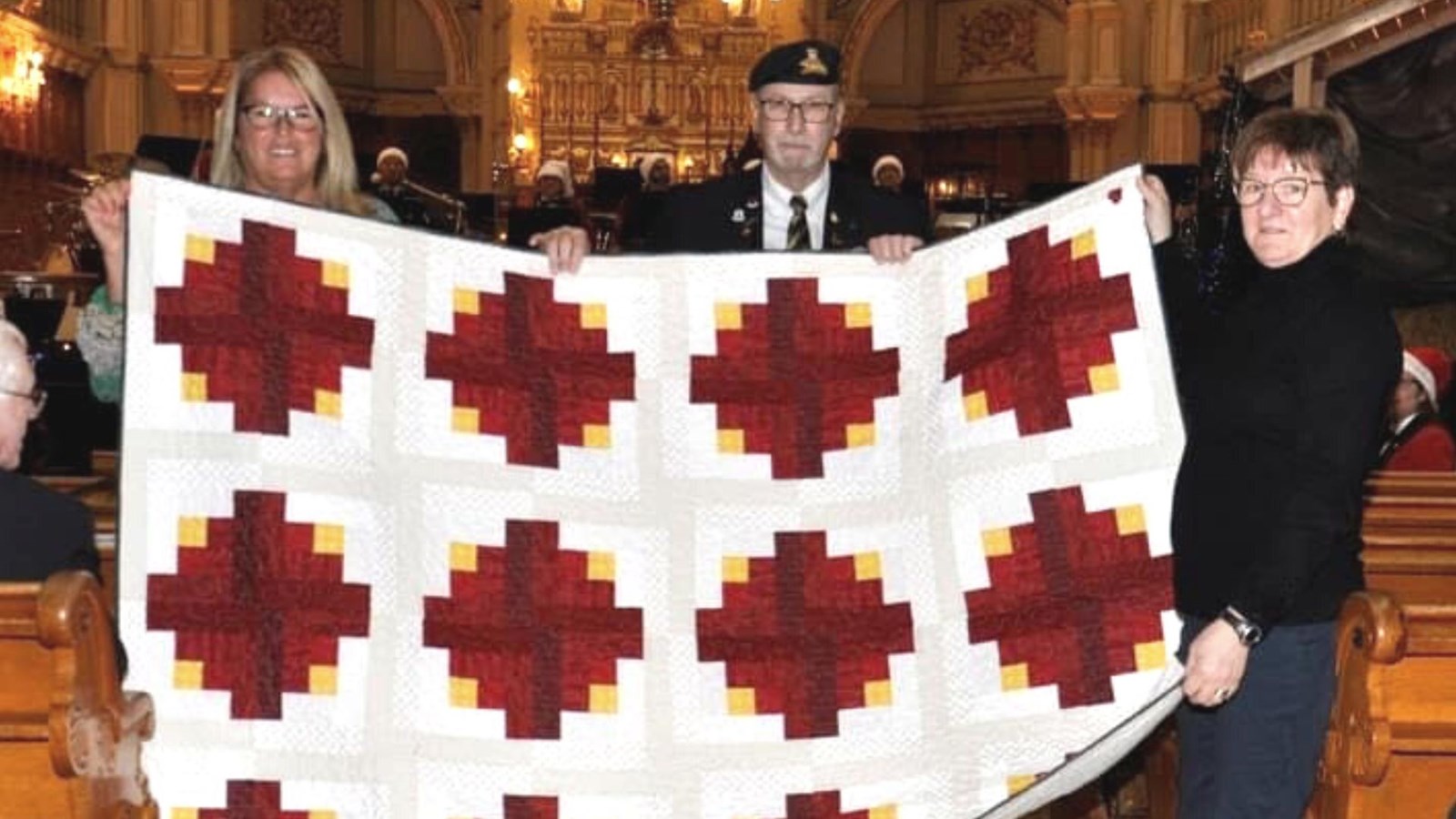 De gauche à droite: Carole Lussier, représentante de l'organisme « Quilts of valour », Bruno Turcotte, Adjudant-maître retraité et Carole Marcotte, épouse de Bruno Turcotte.