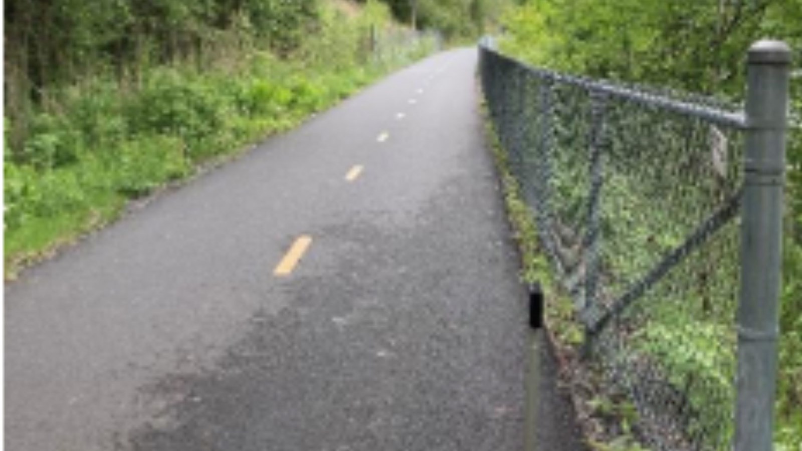La proximité des clôtures par rapport à la voie cyclable peut entraîner des accidents advenant que le guidon du vélo heurte la clôture, indique le rapport.