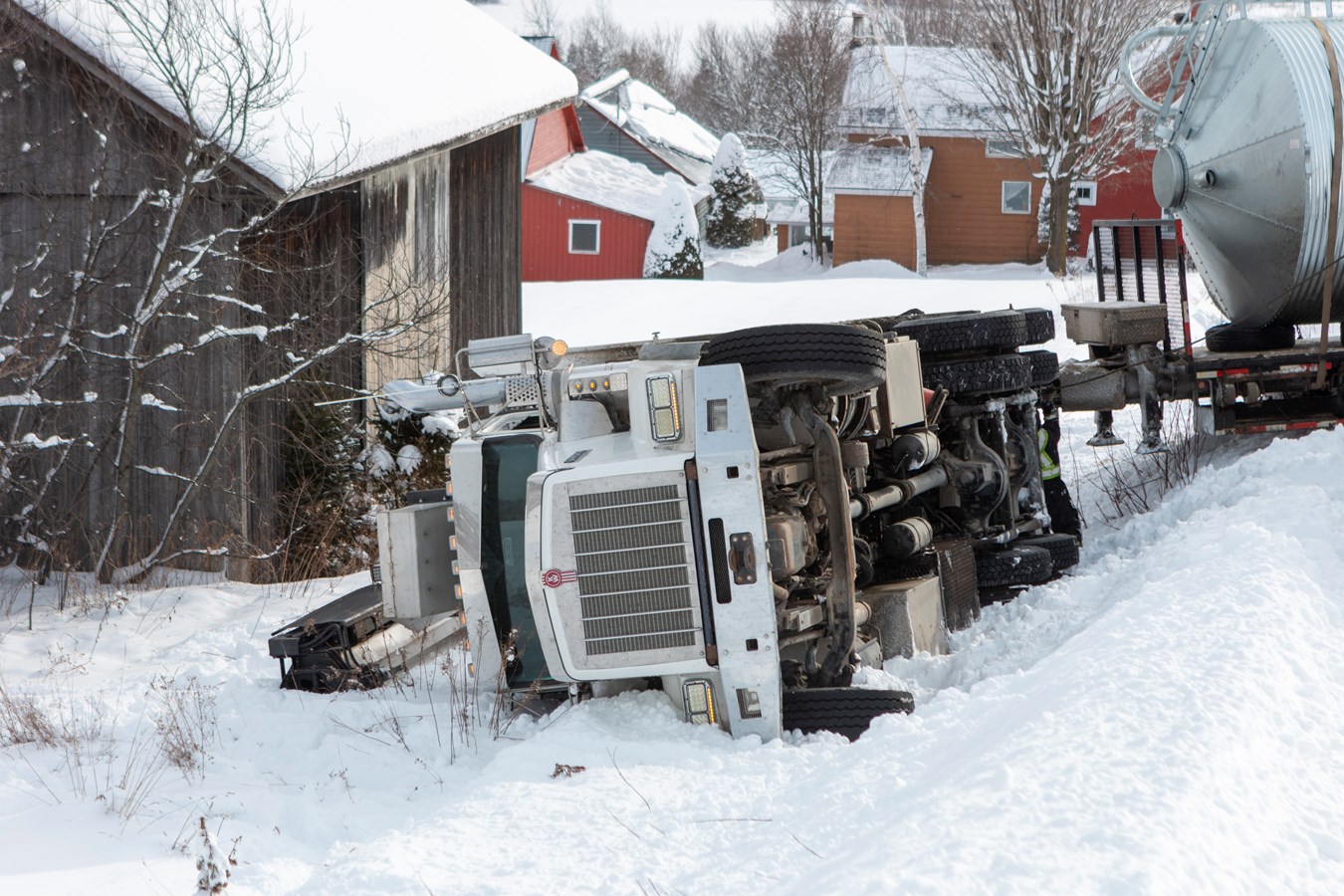 Un camion glisse dans un fossé à Saint-Victor