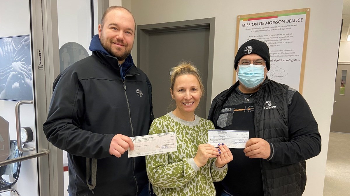 Pierre-Alain Larivière et Éric Filion de la section locale 9153 des Métallos ont remis des dons de 3000 $ à la directrice générale de l'organisme Moisson Beauce, Lise Faucher.