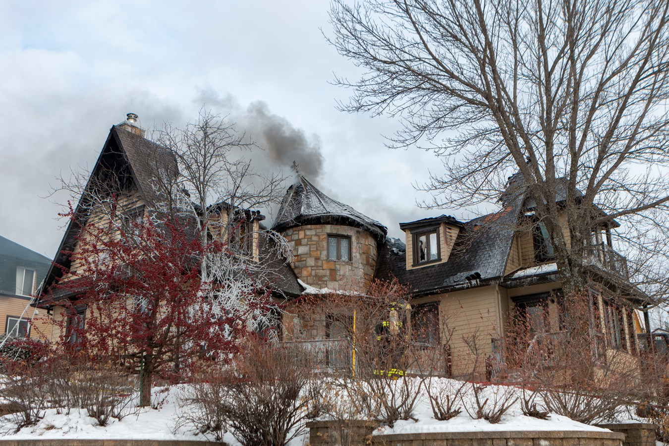 Saint-Côme-Linière: une résidence ravagée par les flammes à Noël