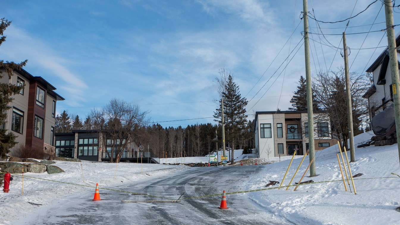 Fils d'Hydro-Québec tombé et morceau de bardeau d'asphalte partie au vent sur la 19e avenue à Beauceville