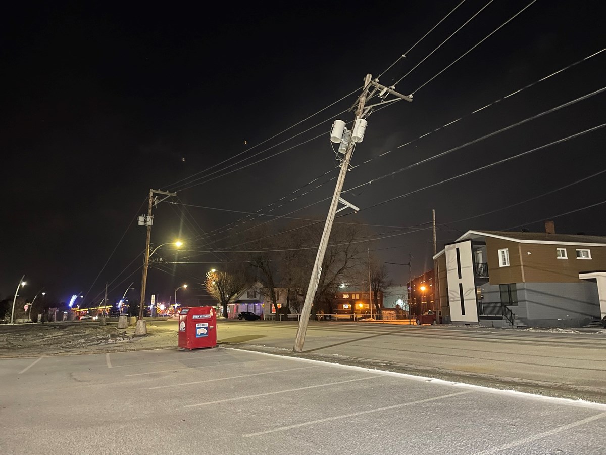 Poteau d'Hydro-Québec cassé sur la 1re avenue à Saint-Georges