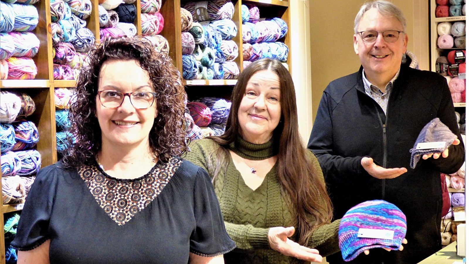 Nathalie Poulin, Créations L’artis-Anna, Luce Dallaire, directrice FSBE et Mario Beaudoin, fier partenaire du Tricot-Don