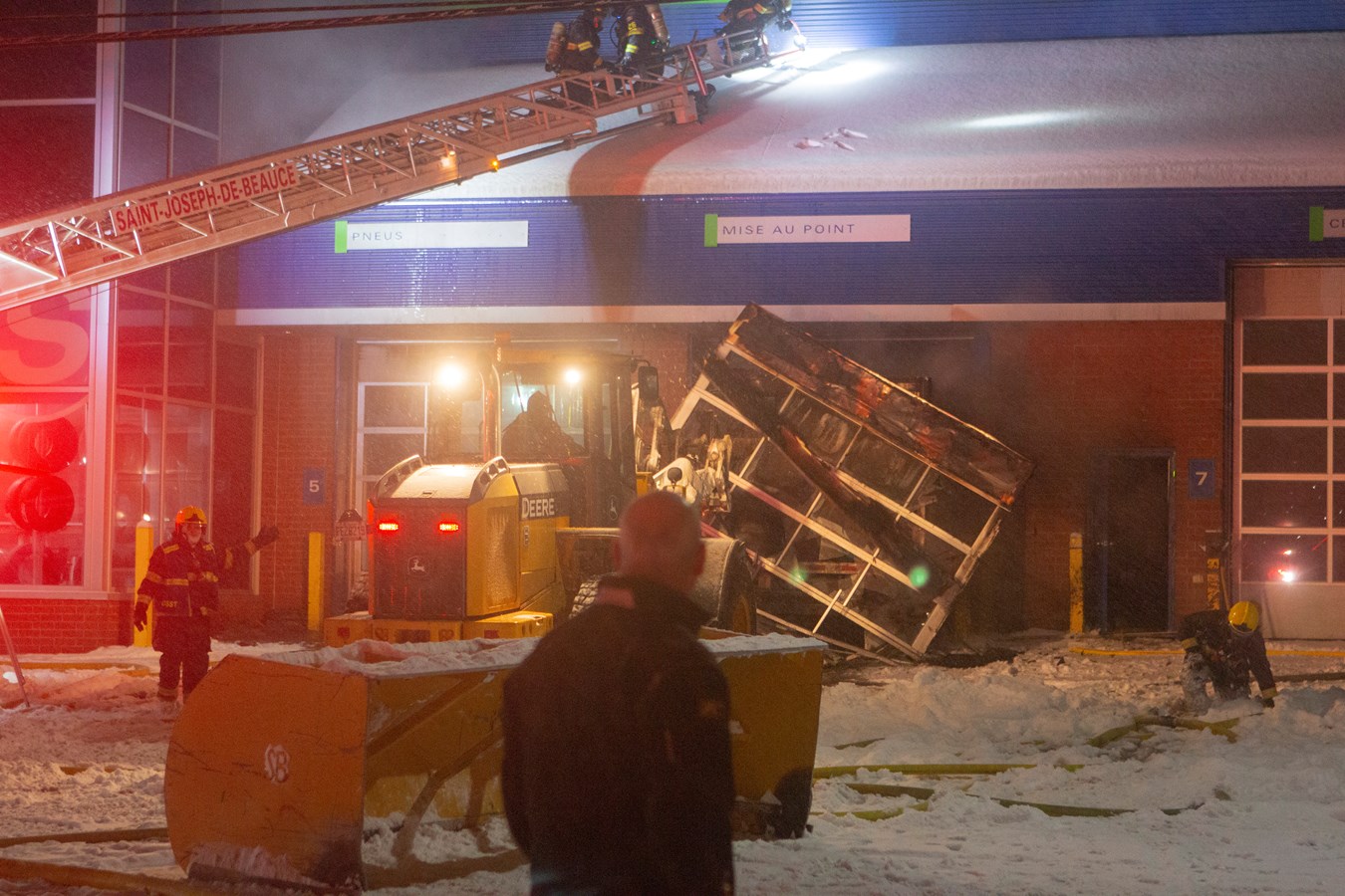 Important incendie chez Pneus Beaucerons à Beauceville