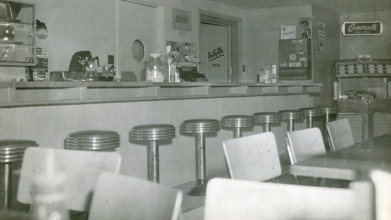 Souvenir du populaire restaurant Charles BBQ 1956-2011