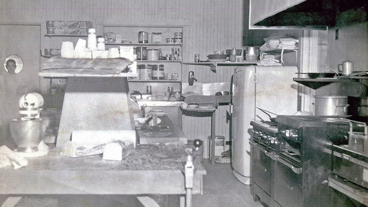 Souvenir du populaire restaurant Charles BBQ 1956-2011