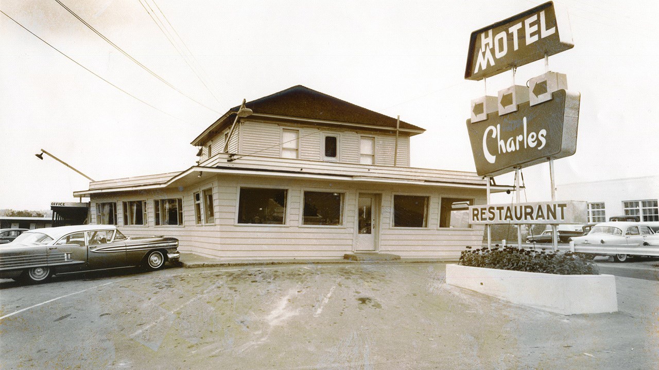 Souvenir du populaire restaurant Charles BBQ 1956-2011